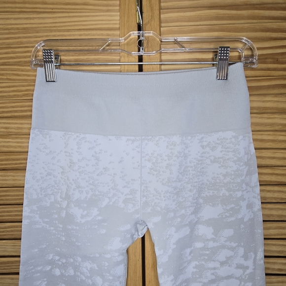 Fabletics Light Gray Patterned Leggings, Size Medium - Picture 3 of 4